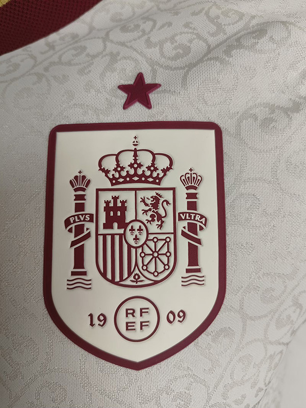 España Visitante 25/26 escudo
